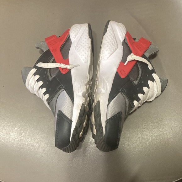Kids 5.5y Nike air huarache - used 7/10 condition asking $45 obo - Picture 3 of 4